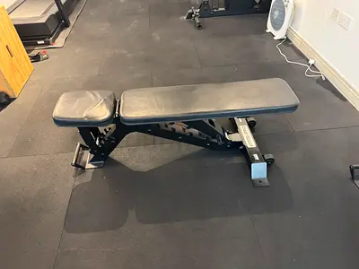 Adjustable flat/incline weight bench - sturdy gym bench