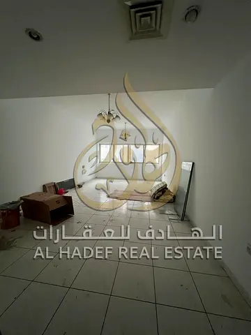 ✨ للإيجار في الشارقة – المجاز 2 | موقع استراتيجي على مخرج دبي ✨ 🏡 فرصة مميزة للسكن في المجاز 2 🌆، بموقع استثنائي مباشرة على مخرج دبي 🚗، مما يوفر سه
