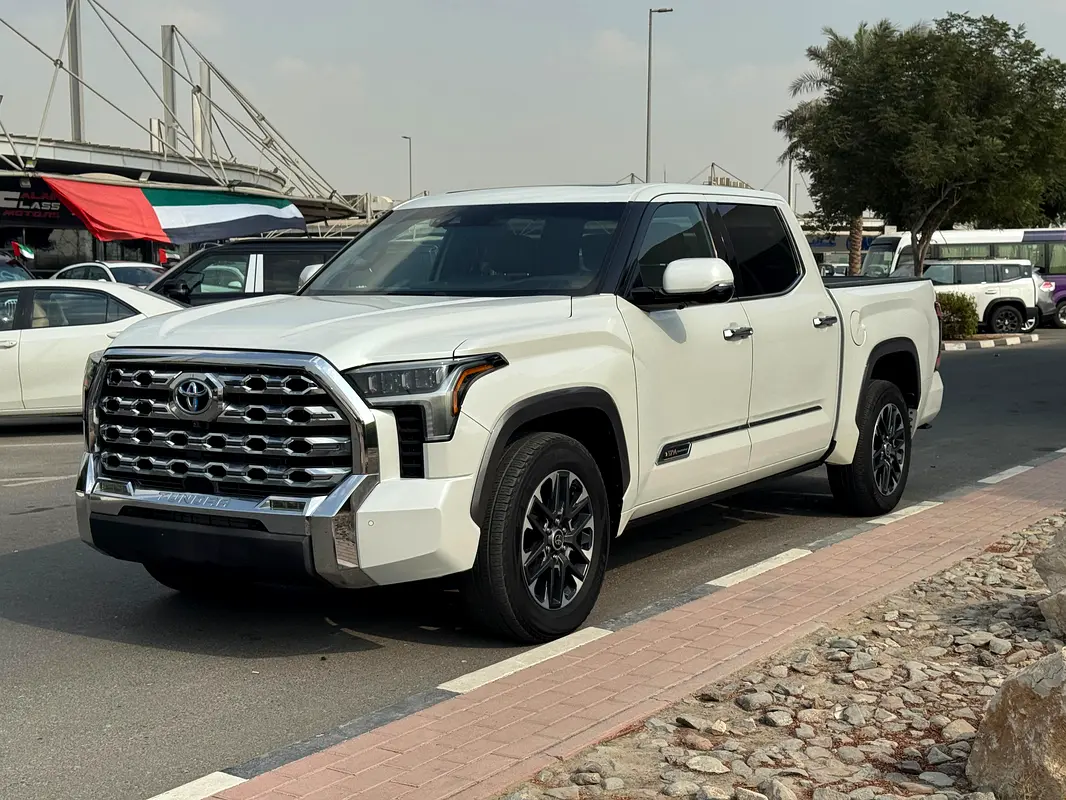 Toyota Tundra 2025 — photo 1 of 6