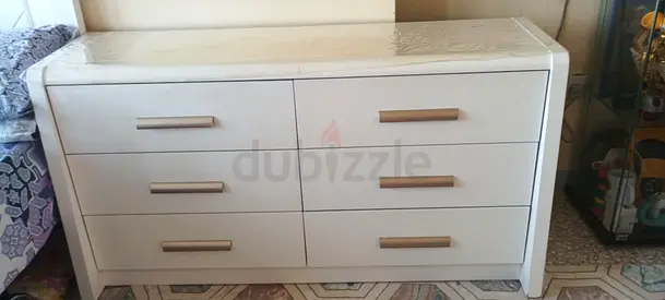 Brand new table with drawers with wheels