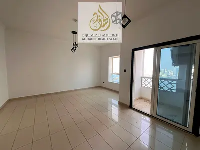 للإيجار السنوي في إمارة الشارقة منطقة المجاز 3 شقة سكنية فاخرة مكونة من غرفتين وصالة بنظام سمارت هوم بالكامل بمواصفات حديثة وتشطيبات راقية، موقع مميز