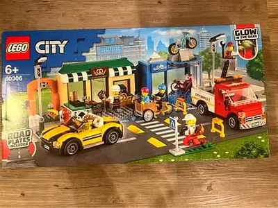 FLASH SALE BRAND NEW LEGO RETIRED 60306 CITY SHOPPING STREET
