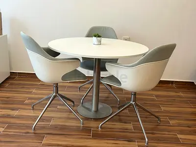 White round dining table - excellent condition