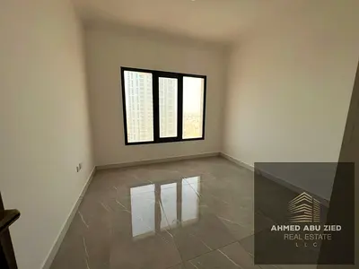 ارقي غرفتين وصاله مع جيم ومسبح واكوا بارك وخزائن حائط وتكيف مركزي مناسب للسكن العائلي للايجار السنوي في ارقي مكان في عجمان
