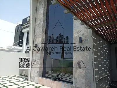 كود 1253 – فيلا تجارية للإيجار في منطقة الجرف 1، تتميز بموقع استراتيجي وحيوي قريب من جميع الخدمات والطرق الرئيسية، مما يجعلها  خيارًا  مثاليًا  ومميز