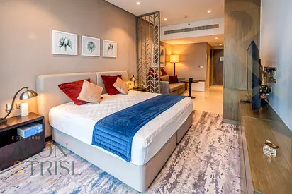 Canal Views Vacant. Furnished Studio. Higher Floor