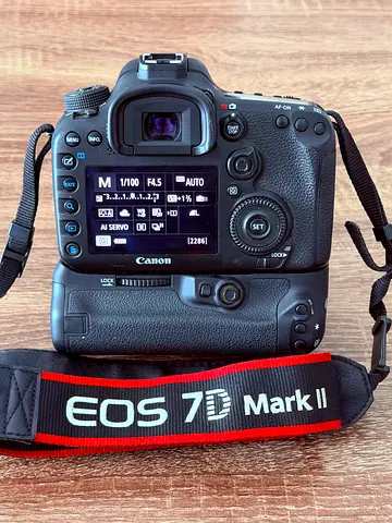Canon EOS 7D Mark II with EFS 18-135 Lens, BG-E16 Battery Grip, Canon Bag