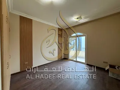 للإيجار في إمارة الشارقة – منطقة النهدة  فرصة مميزة للسكن في موقع حيوي وقريب من دبي وجميع الخدمات 🌆  متاح شقة 3 غرف وصالة في منطقة النهدة، بتصميم عمل
