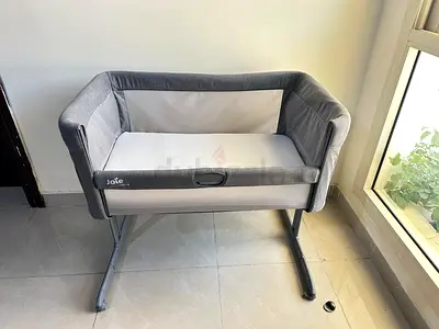 Joie bedside bassinet / bedside crib in grey - good condition