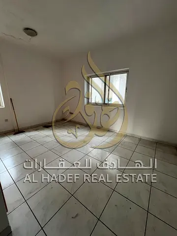 شقة مميزة للإيجار في المجاز 2 بموقع استراتيجي قريب من مخرج دبي، تتكون من غرفتين وصالة مع بلكونة وغرفة ماستر، تصميم عملي ومساحات مريحة مناسبة للعائلات،