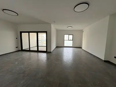 شقة فخمة للايجار 4 غرف وصالة | أول ساكن | المجاز 3 | إطلالة بحرية مفتوحة | 3 بلكونات | غرفة خادمة ماستر | 6 حمامات | خزائن حائط | 2 باركن