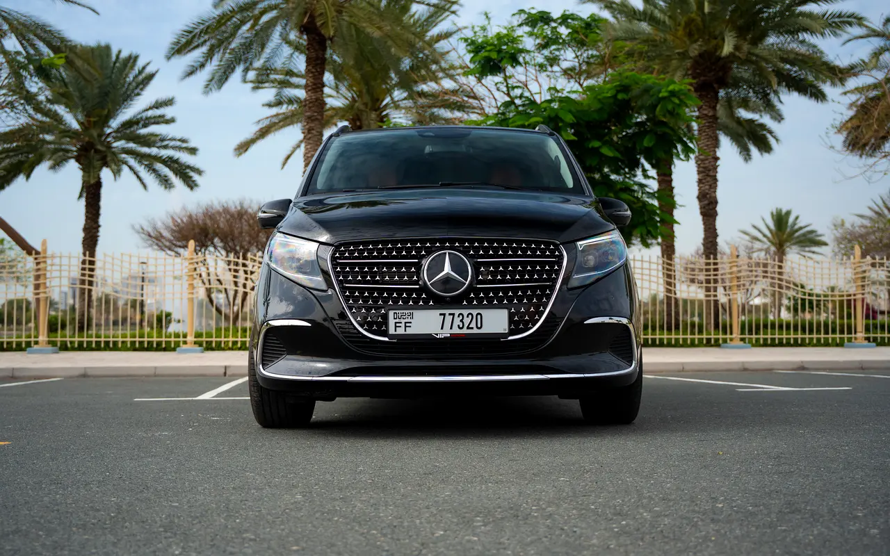 Mercedes-Benz V-Class 2023 — photo 1 of 20