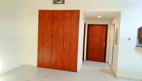 خيار دفع متعدد، استوديو غير مفروش مع موقف سيارات للإيجار