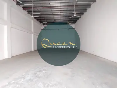 مستودع مجهز بميزانين ومكاتب - موقع استراتيجي بالجرف الصناعية 1