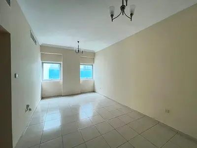 شقة واسعة مكونة من غرفتين نوم للإيجار في القاسمية – مع صيانة مجانية وبناية مخصصة للعائلات