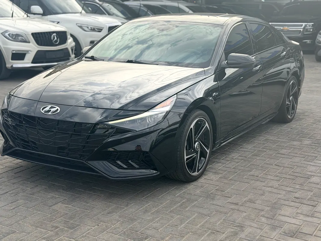 Hyundai Elantra 2023 — photo 1 of 10