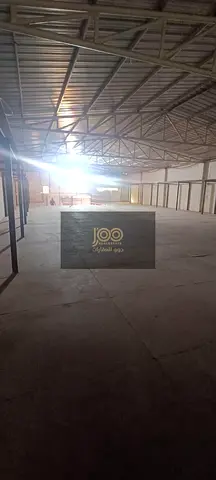 مستودع تخزين بموقع مناسب للأعمال ومساحة عملية للتخزين فقط يتميز بتقسيم مثالي