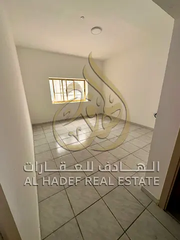 شقة للإيجار في المجاز 3 الشارقة | 3 غرف وصالة+ غرفه ماستر + خادمة | 2 بلكونة | خلف حديقة الصفيا | سعر مميز