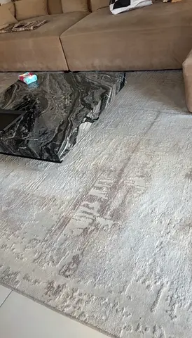 Light neutral modern area rug — 3x 4m (approx) in good condition