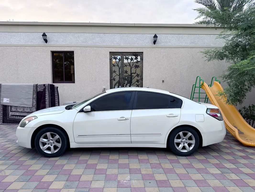 Nissan Altima 2009 — photo 1 of 6