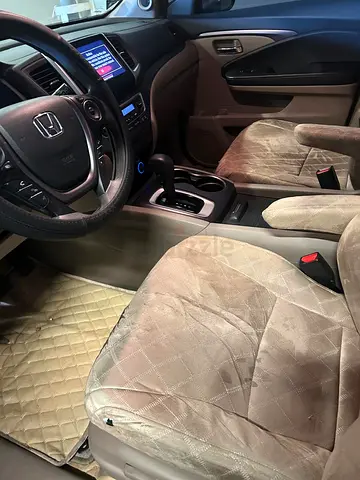 Very clean car with zero accident. Family car 7 seaters