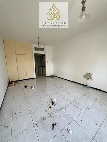 استوديو للإيجار في الشارقة المجاز 2 بموقع مميز قريب من جميع الخدمات وتصميم عملي مناسب للسكن