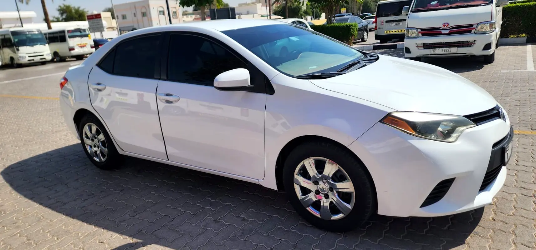Toyota Corolla 2014 — photo 1 of 9