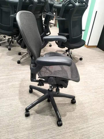 For selling Herman Miller Areon classic chair size B size and C available