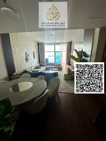 شقة فاخرة للإيجار في أبراج عجمان ون – الراشدية 3، 3 غرف ماستر + صالة + غرفة خادمة وغسيل، 5 حمامات، بلكونة، باركن خاص، مع جيم ومسبح وحديقة. الإيجار 75,