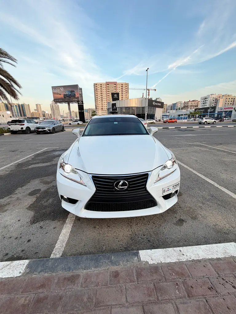 Lexus IS-Series 2016 — photo 1 of 9