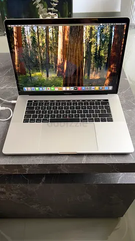 Apple Macbook Pro - 15 inch with touch bar - 32GB RAM - 512 GB SSD - 4GB Graphics