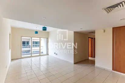 Bright and Corner | Vacant Apt with Balcony
