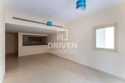 Bright and Corner | Vacant Apt with Balcony