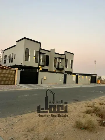 فيلا للبيع فى حوشى  بمساحة 3150قدم تصريح ارضى واول و50%روف 5غرف نوم ماستر السعر 2700000درهم