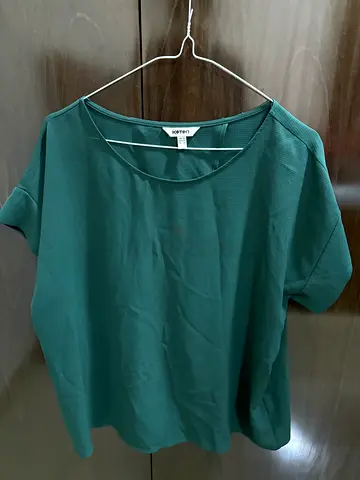 Green short-sleeve womens top, size M (good condition)