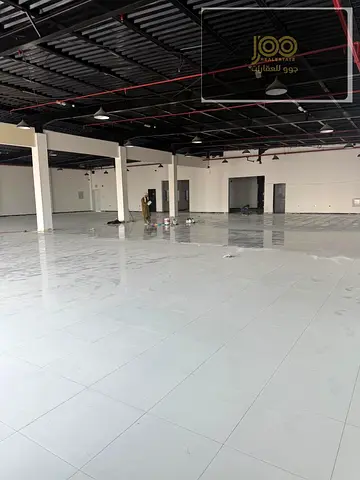Showroom 13,000 sq ft UAQ King Faisal St, 40kW, main road, parking, AED 600K yearly.