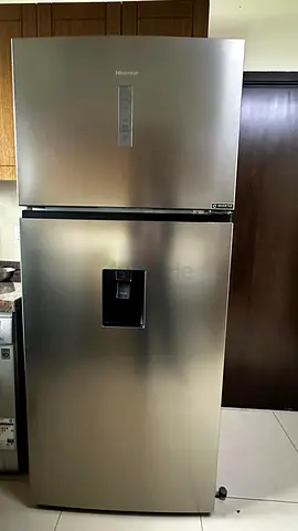 Hisense Top Freezer Refrigerator with Water Dispenser - Excellent Condition, Like New