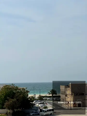 ارقي واجمل واكبر فيلا في شرقان   مسبح كبير   باركن كبير   اربع غرف كبار ماستر   خزائن   2 مطبخ واحد كبير   وواحد تحضيري صغير قريبه من جميع الخدمات