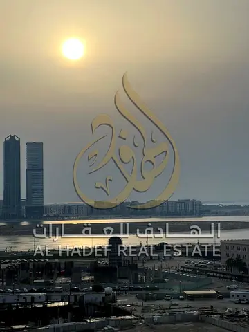 شقة للإيجار في المجاز 3 الشارقة | 3 غرف وصالة مع موزع | تكييف وصيانة على المالك | سعر مميز