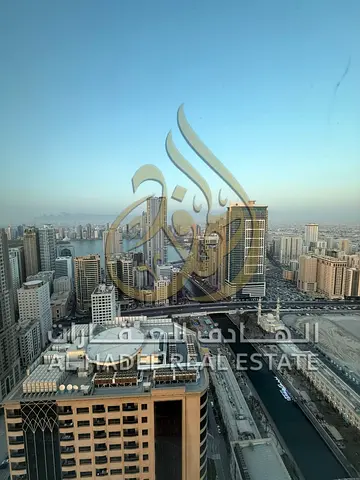 لإيجار بالشارقة بمنطقة القصباء  متاح 3 غرف وصالة مع غرفه خادمه مع أستور مع بلكونة مع مطبخ كبير مع 3 حمام