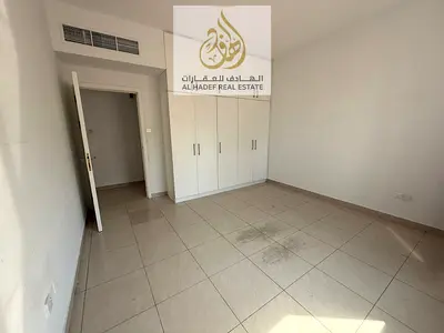 شقة 3 غرف وصالة مع غرفة خادمة للإيجار في الشارقة المجاز 3 بموقع مميز و قريب من جميع الخدمات متكاملة وتكييف مجاني