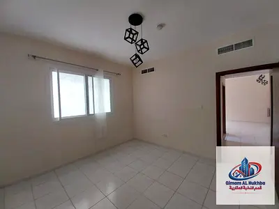 شقة غرفة وصالة للإيجار في الغوير الشارقة على شارع الشرق الرئيسي تشطيب راقي تكييف وغاز مركزي 2 حمام موقع مميز مع 6 شيكات