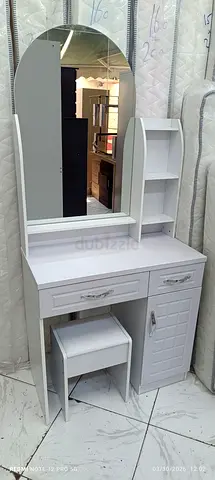 We are selling Darsing table brand new available