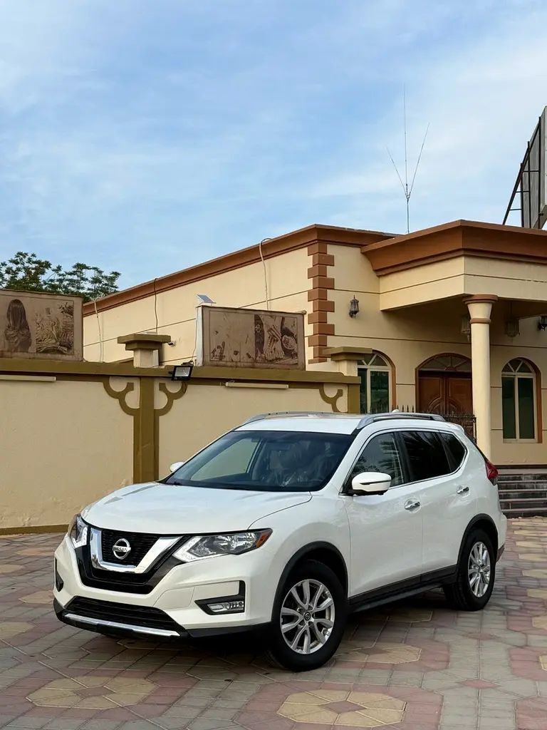 Nissan Rogue 2017 — photo 1 of 9