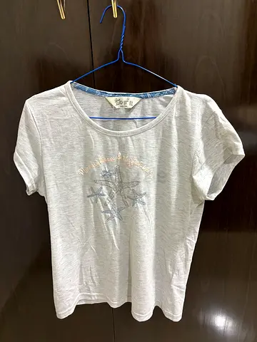 Light grey women’s casual T-shirt with starfish print — Size M