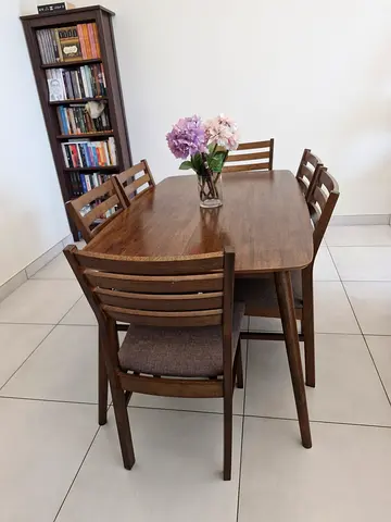 Table with 6 chairs