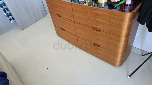Curved Wooden 6-Drawer Dresser in excellent Condition, new very slight usage with mirror