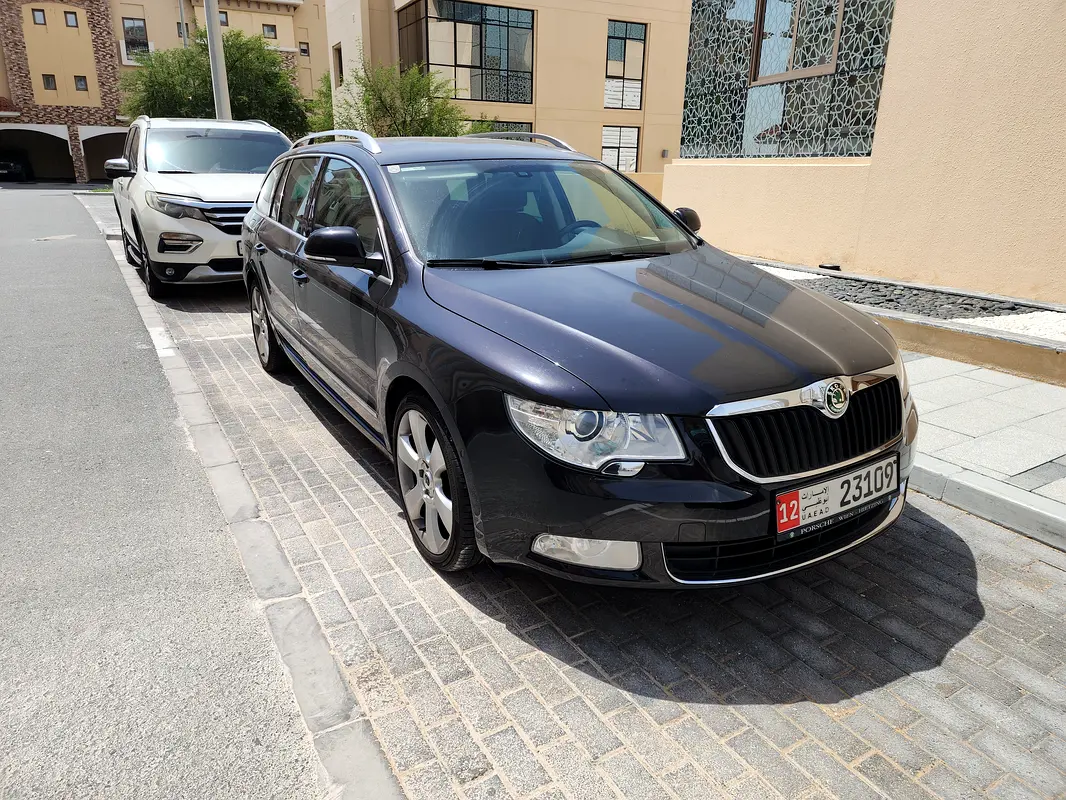 Skoda Superb 2011 — photo 1 of 13