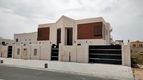 تاون هاوس فاخر للإيجار في الباهية عجمان طابقين وروف 4 غرف ماستر صالتين وروف جلسات وغرفة خادمة تكييف سبليت 100000