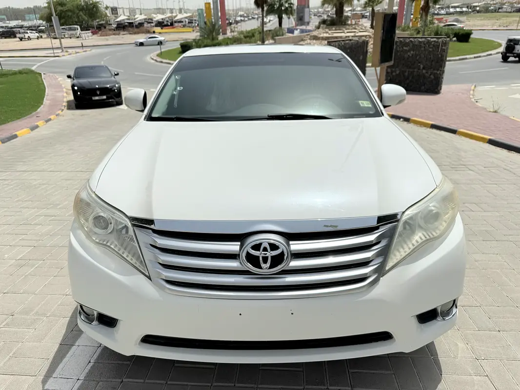 Toyota Avalon 2011 — photo 1 of 20